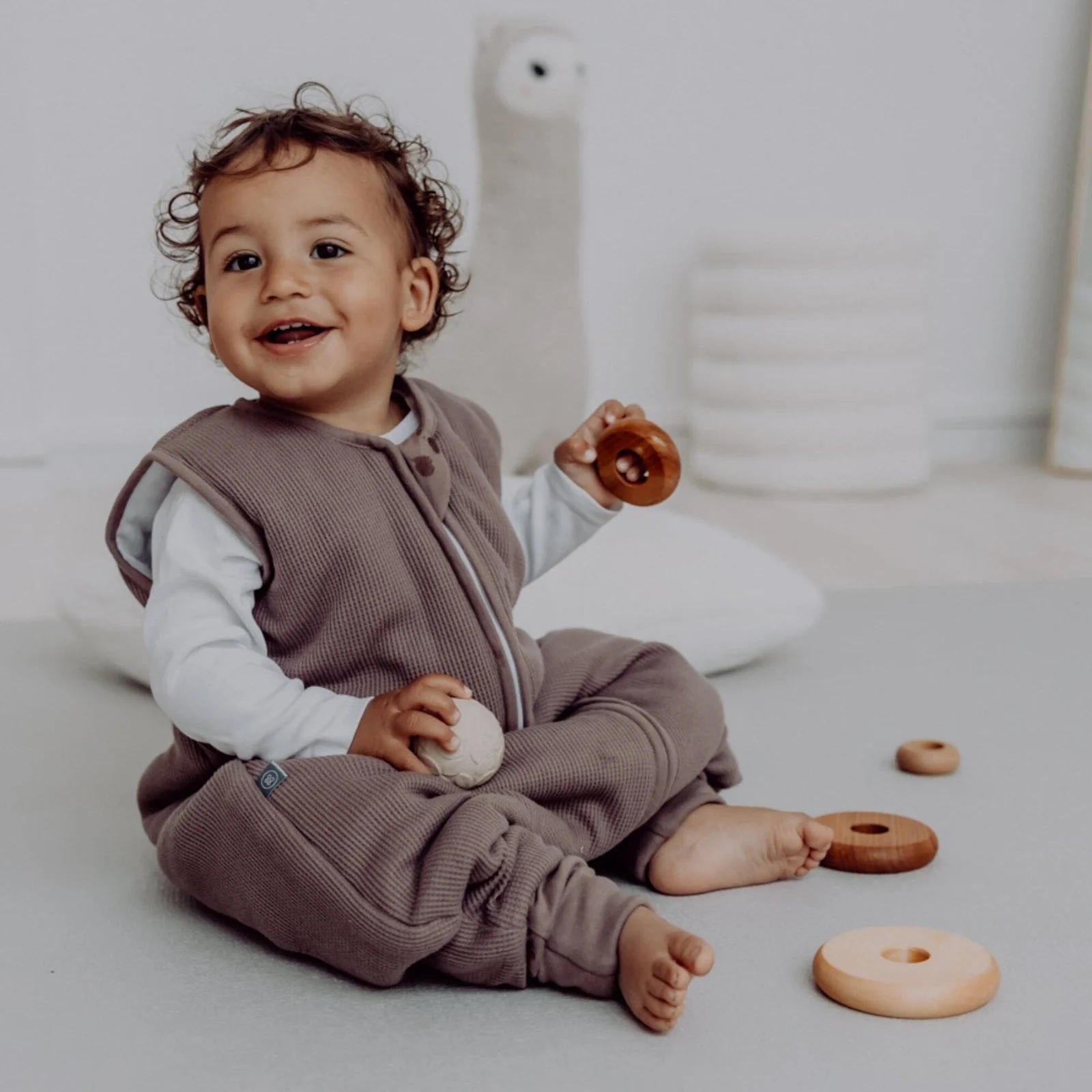 emma und noah - schlafsack mit füßen socken emma&noah Schlafsack mit Umschlag-Fuß 2.5 TOG taupe – STEYBE FÜR KINDER