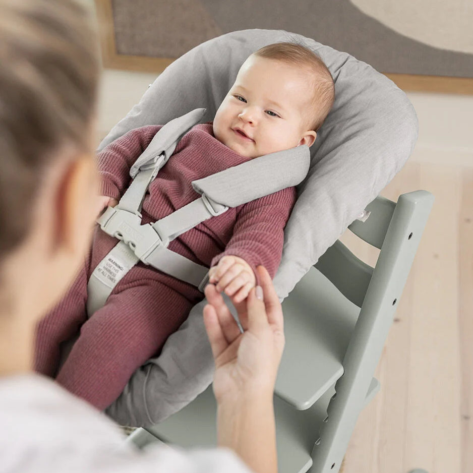 Stokke Tripp Trapp Newborn Set mit Spielzeughalter grey – STEYBE FÜR KINDER