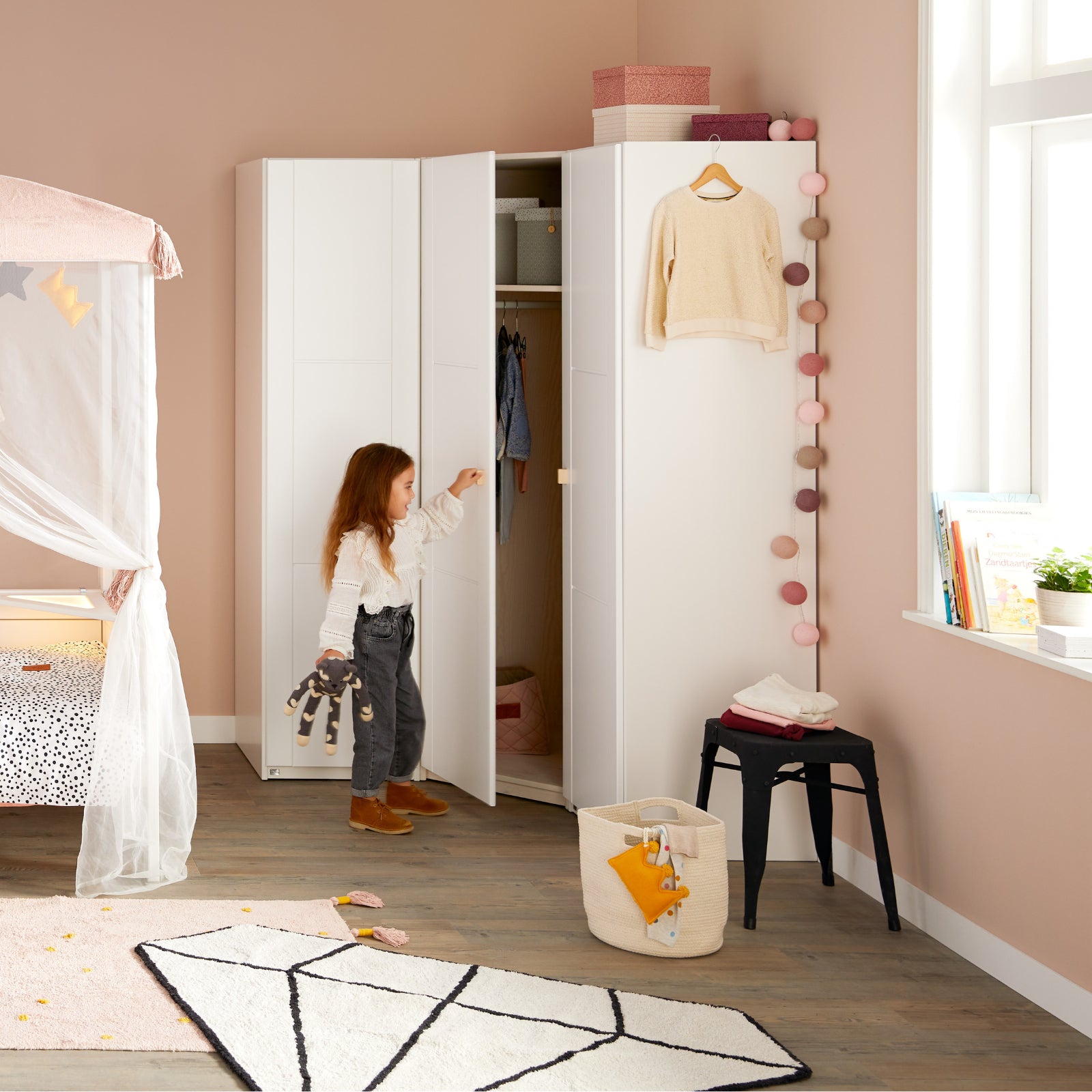 LIFETIME Eckschrank mit Drehtüre weiß – STEYBE FÜR KINDER
